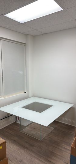 Beautiful Glass Table (5ft x 5ft)