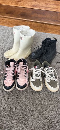 4 pairs of little girls shoes