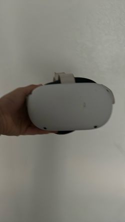 (USED) meta quest 2 with both controllers