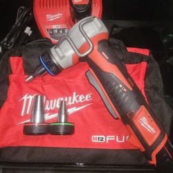 M12 12-Volt

Lithium-Ion

Cordless ProPEX Expansion Tool Kit