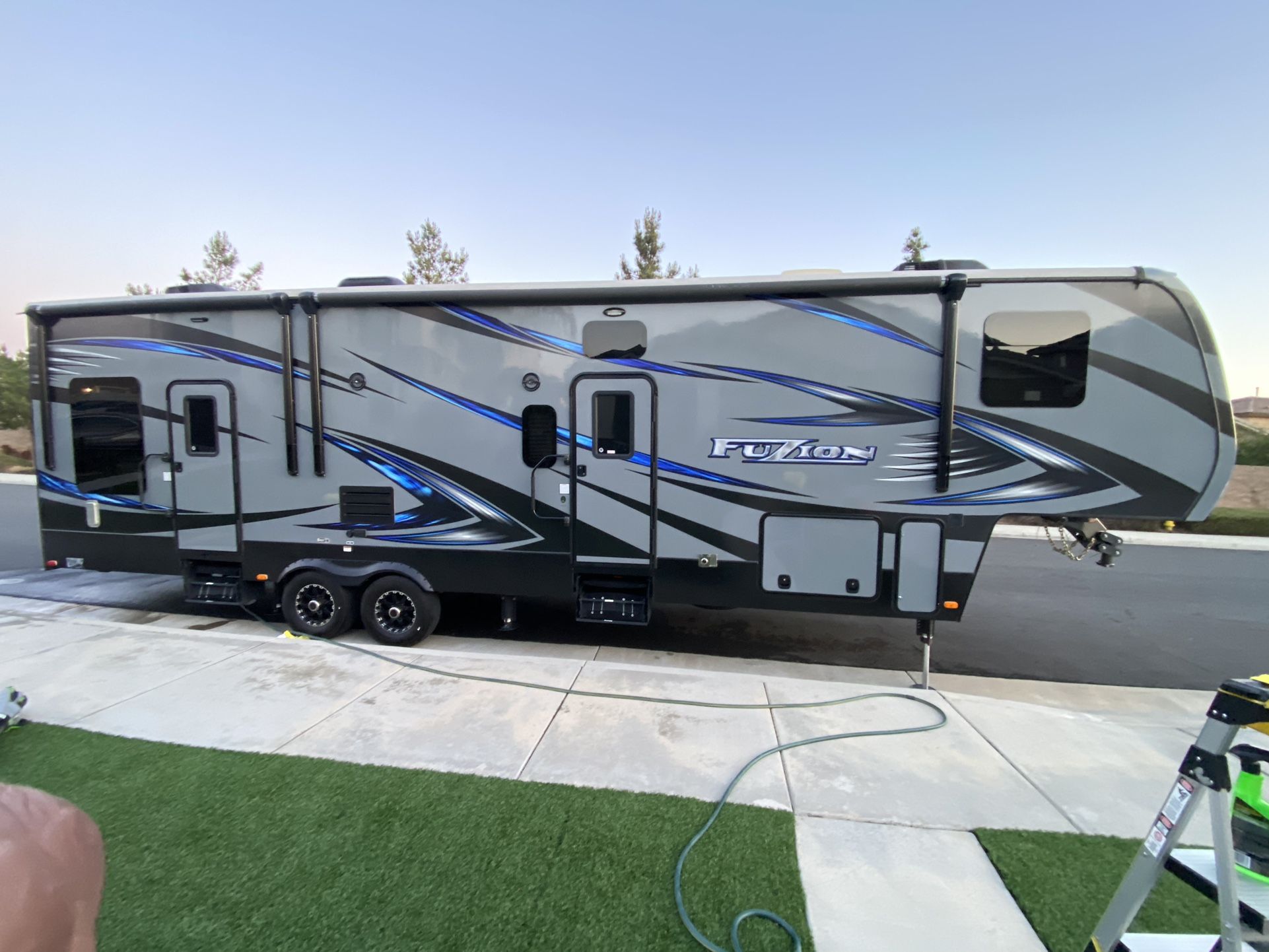 Fifth wheel toy hauler