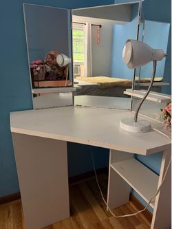 White Makeup Vanity with Mirror & Drawers – Good Condition