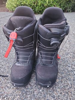 Snowboarding boots