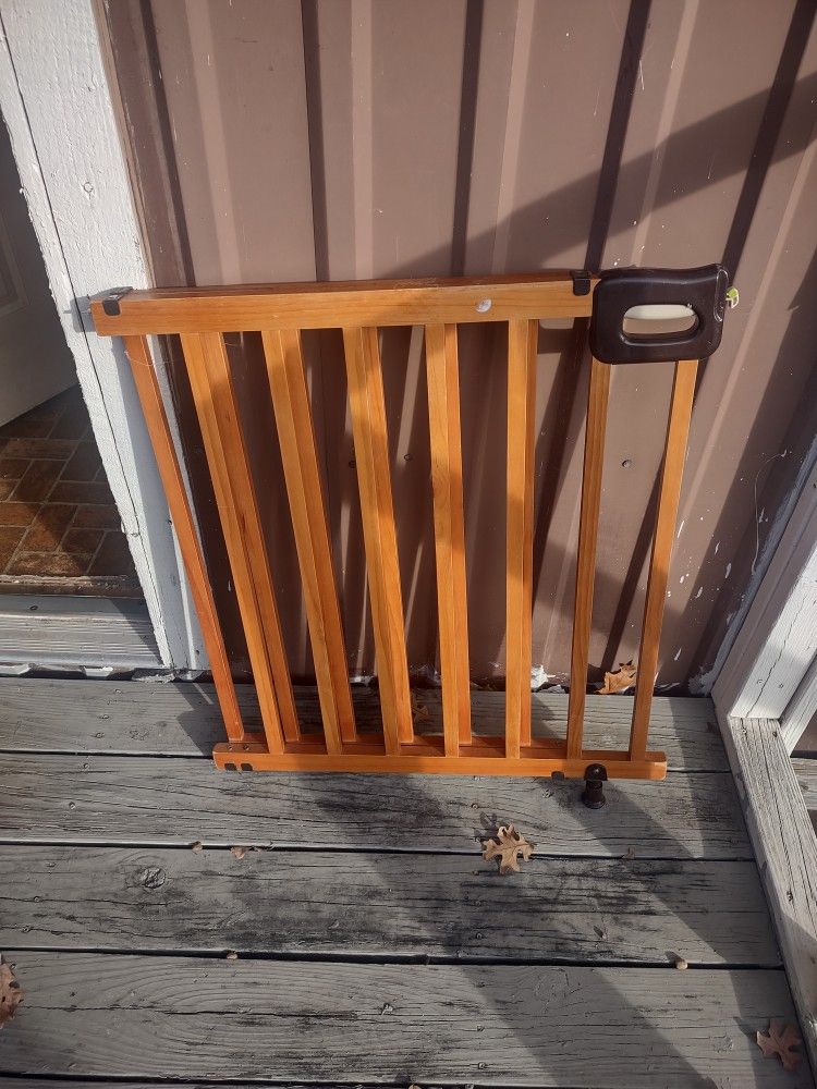 Wood pet gate