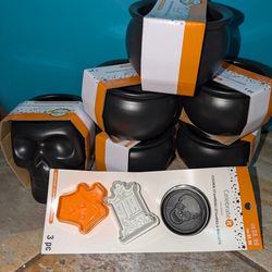 Halloween skull Baker and 5 mini chaudron bakeware and a3 piece set cookie stampers