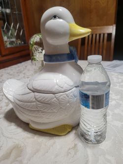 VINTAGE GOOSE COOKIE JAR..CERAMIC..BLUE