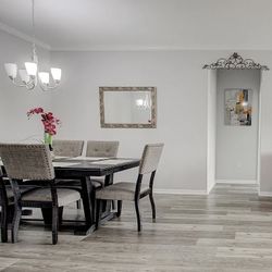 Rooms To Go Dining Set (6 Chairs)