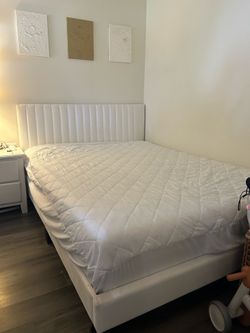 White Upholstered Channel Tufted queen Bed Frame