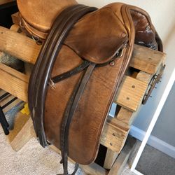 Courbette English Saddle