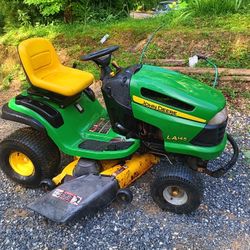 John DEERE LA 145 RIDING MOWER