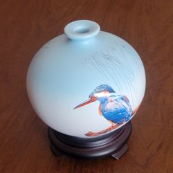 Vintage Spherical porcelain globe vase Birds in Taiwan series Tai-Hwa 
Pottery.
Written in the bottom TAI-HWA POTTERY in New Taipei City, Taiwan.The 
