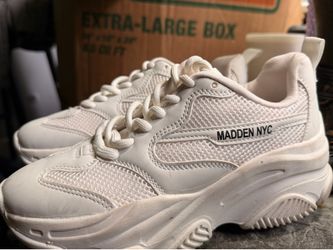 Woman’s Steve Madden white NY size 6