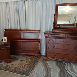 Beautiful Queen Sleighbed Style Wood Bedroom Set Very Good Condition 