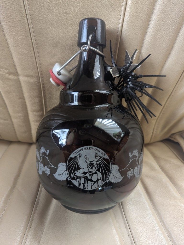 Stone Brewing 2L Glass Growler Arrogant Bastard Logo Beer Water Mug Wine Carrier Refill Container Dark Glass Bottle Pressure Valve Oktoberfest