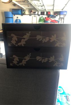 Jewelry storage box