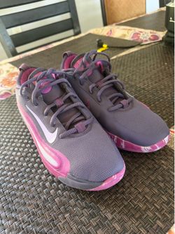 Shoes size 7 Nike  Ysofy GS brand