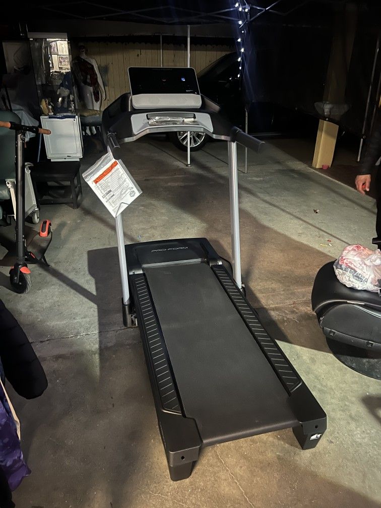 Bargain Deal!! Great Deal!! Brand New Pro Form Carbon LT Exercise Workout Treadmill Corredora Exclusive Retails: $599+tax