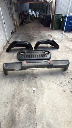 Jeep jl FREE!!!! Jeep jl angry grille, rear fenders, rear bumper and muffler.