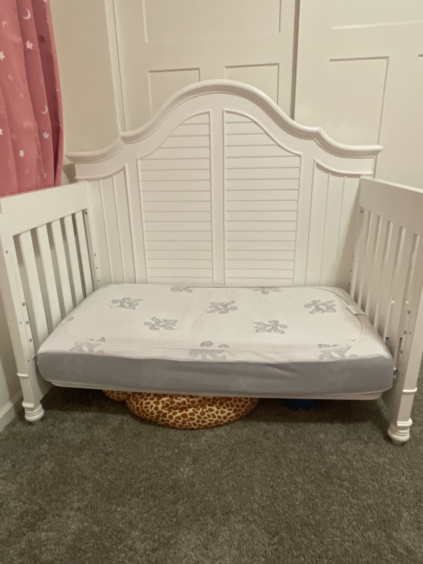 White crib/toddler Bed