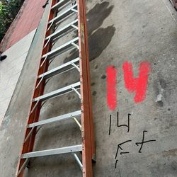 Escalera de 14 pies doble subida casi nuevas de fibra de vidrio perfectas condiciones 