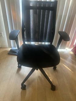 Black height adjustable office chair