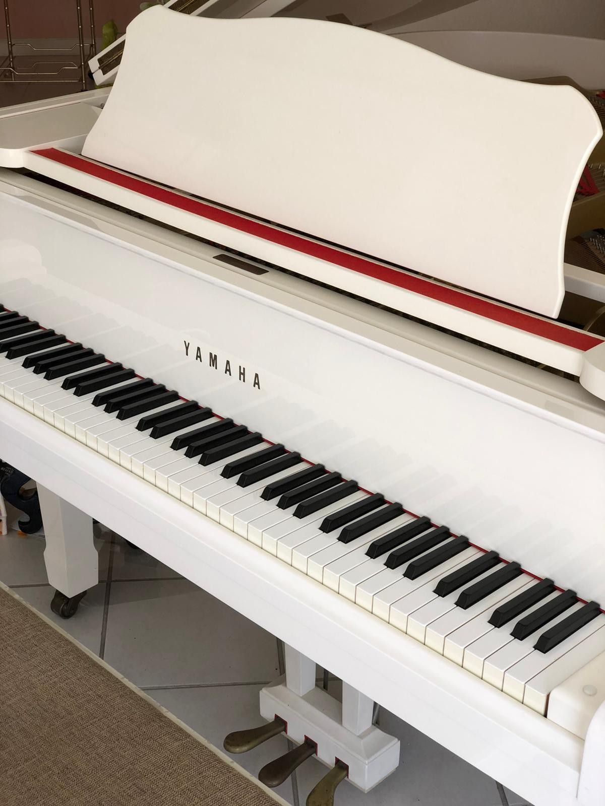 Beautiful white baby grand piano! Just in time for X-mas. G1 series. Mint condition.