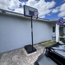 Basketball Hoop / Great Condition