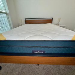DreamCloud Premier Rest Memory Foam Mattress, Queen, Like New, Perfect Condition