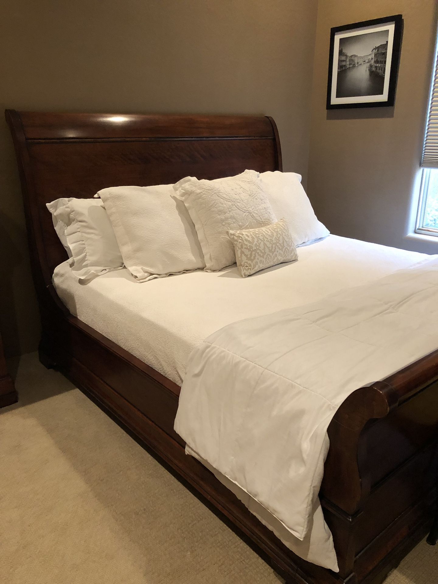Henredon King Sleigh Bed and Dresser