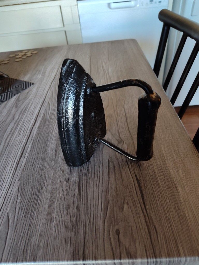 $25 - Vintage Black Cast Iron Iron