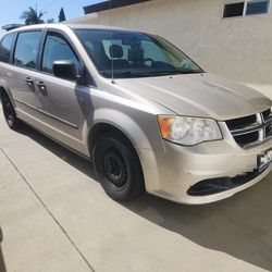 2013 dodge caravan/ clean title/ low miles/ 50k miles