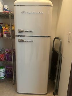 Small Frigidaire refrigerator with freezer