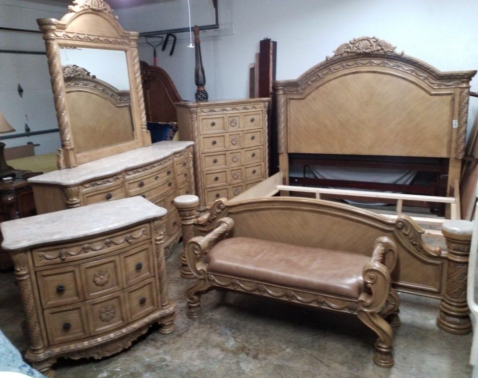 ASHLEY NORTH SHORE USED KING BEDROOM SET (READ DESCRIPTION BEFORE ASKING)