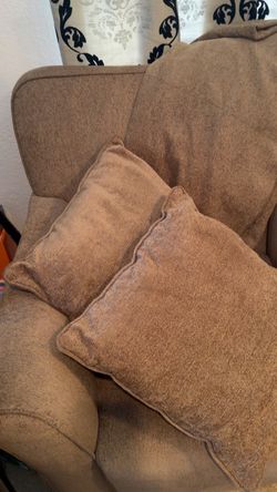 Tan Chenille chair & Pillows Set