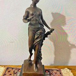 ESCULTURA ANTIGUA DE BRONCE DISEÑO MUJER DE EPOCA DE 17 PLGS