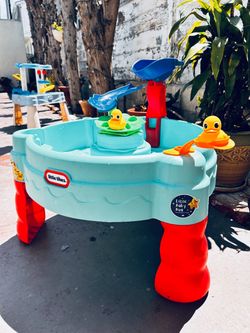 Like NEW! Water table with extra toys