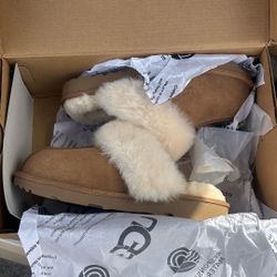 Women Ugg slides size 4