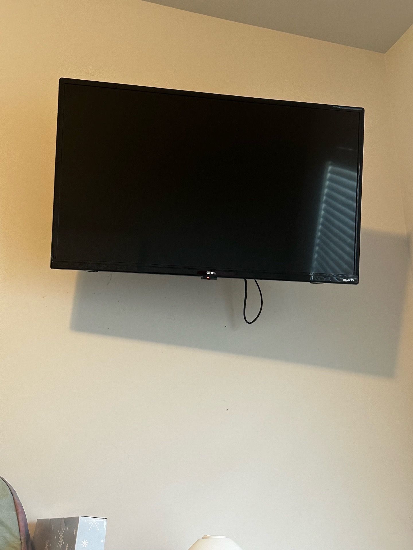 32” Roku Smart TV with Wall Mount