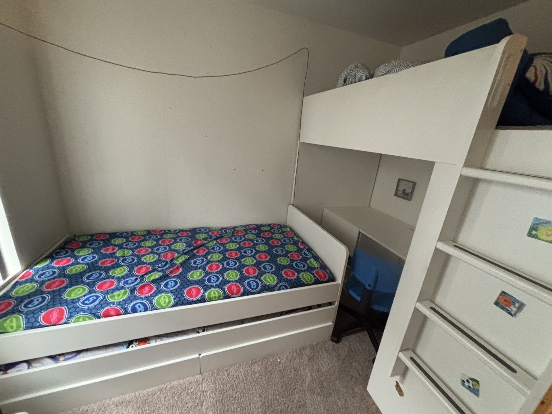 2 Kids beds