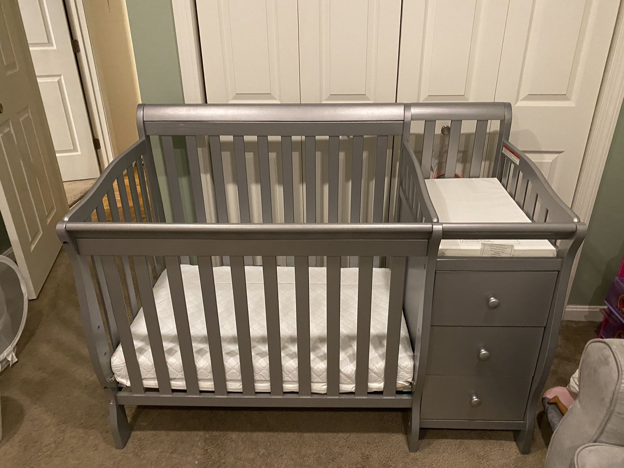 Dream On Me Jayden 4-in-1 Mini Convertible Crib And Changer in Storm Grey, 