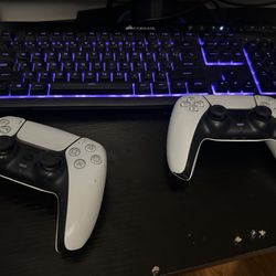 disc playstation 5 with 2 half broken controllers