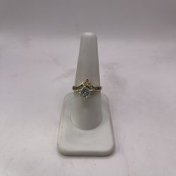 14kt Gold Engagement Style Ring w/ Elegant Design
