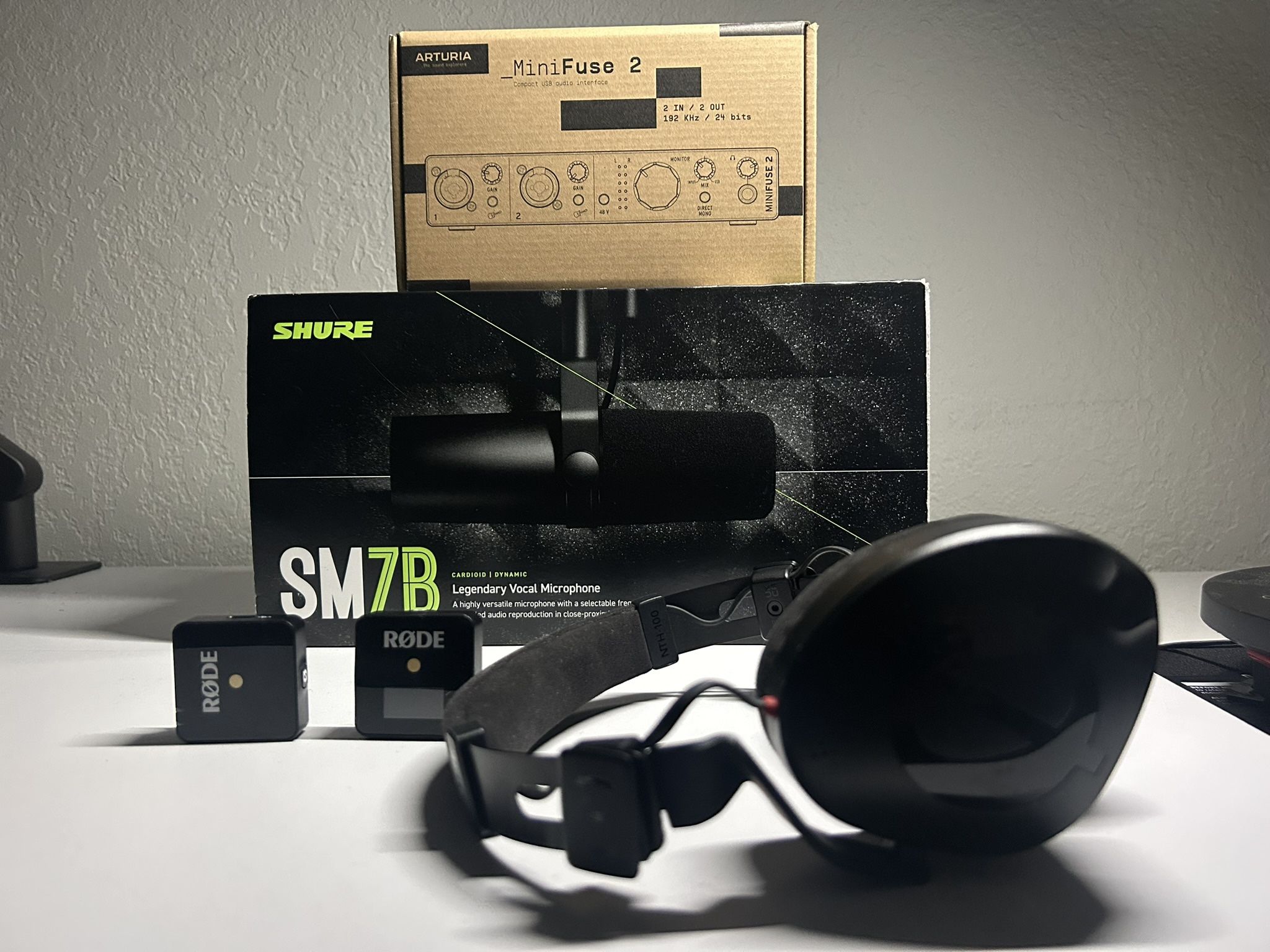 STREAMING & PODCAST BUNDLE - Shure SM7B + Arturia MiniFuse 2 + RODE Gear