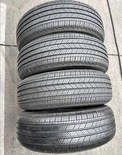 215/65/17Michelin Selling a set of 4 tires in excellent condition 🫡
