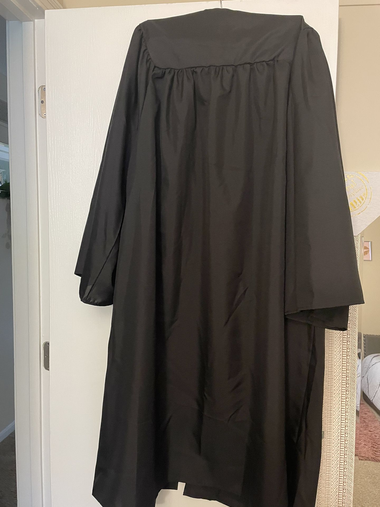 Black Graduation Gown New Only Wore For Pics ,size Is either Xxl Or 3xl,it’s Way To Big  For Me And I Have No Use For It