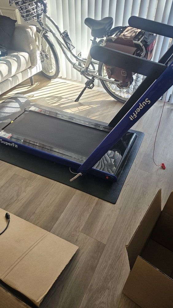 Treadmill/Walking Pad w/ undermat Included