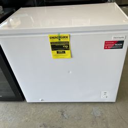 Frigidaire 7 Cu Chest Freezer In White 