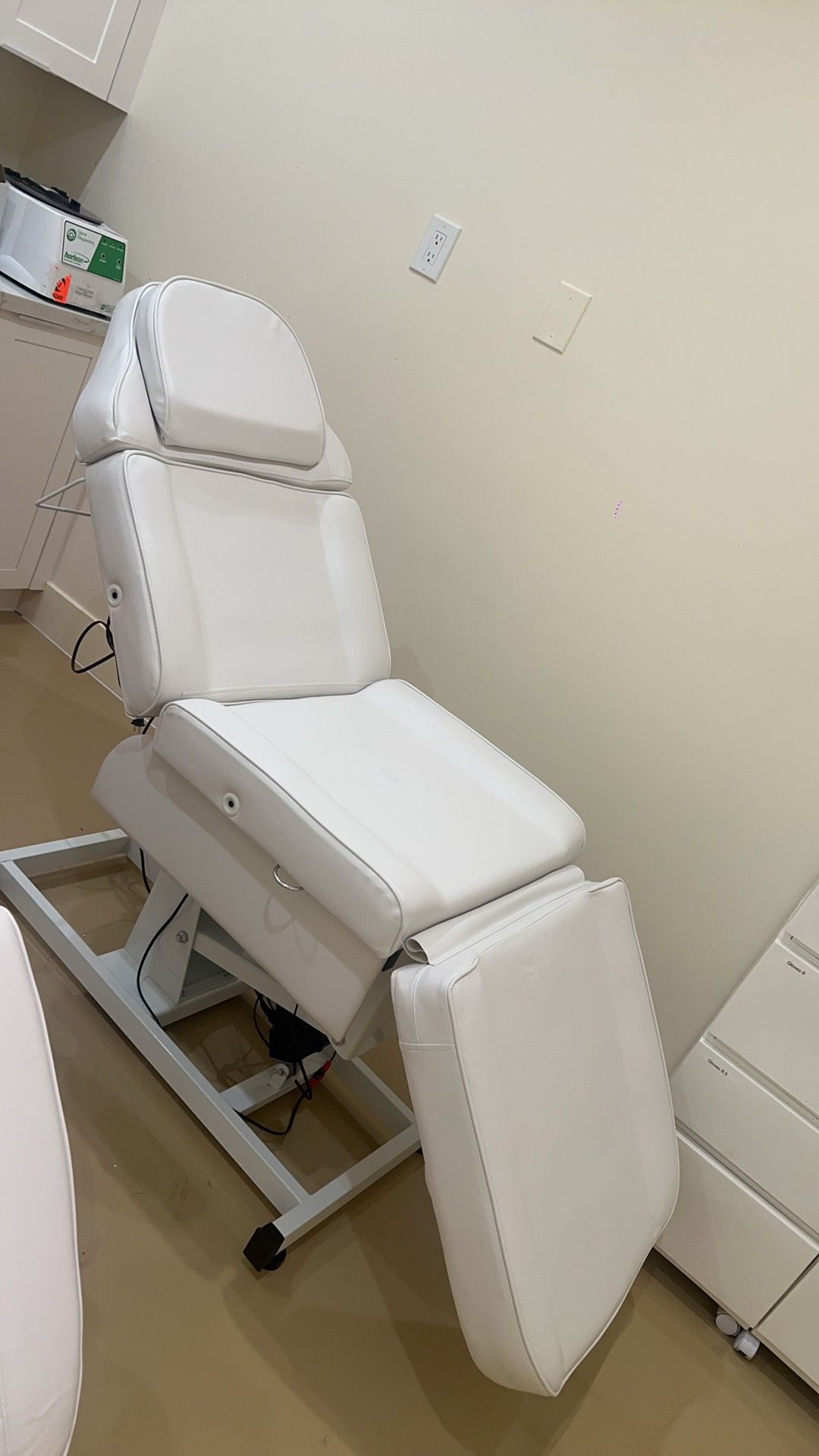 The injection chair and beauty bed are 90% new