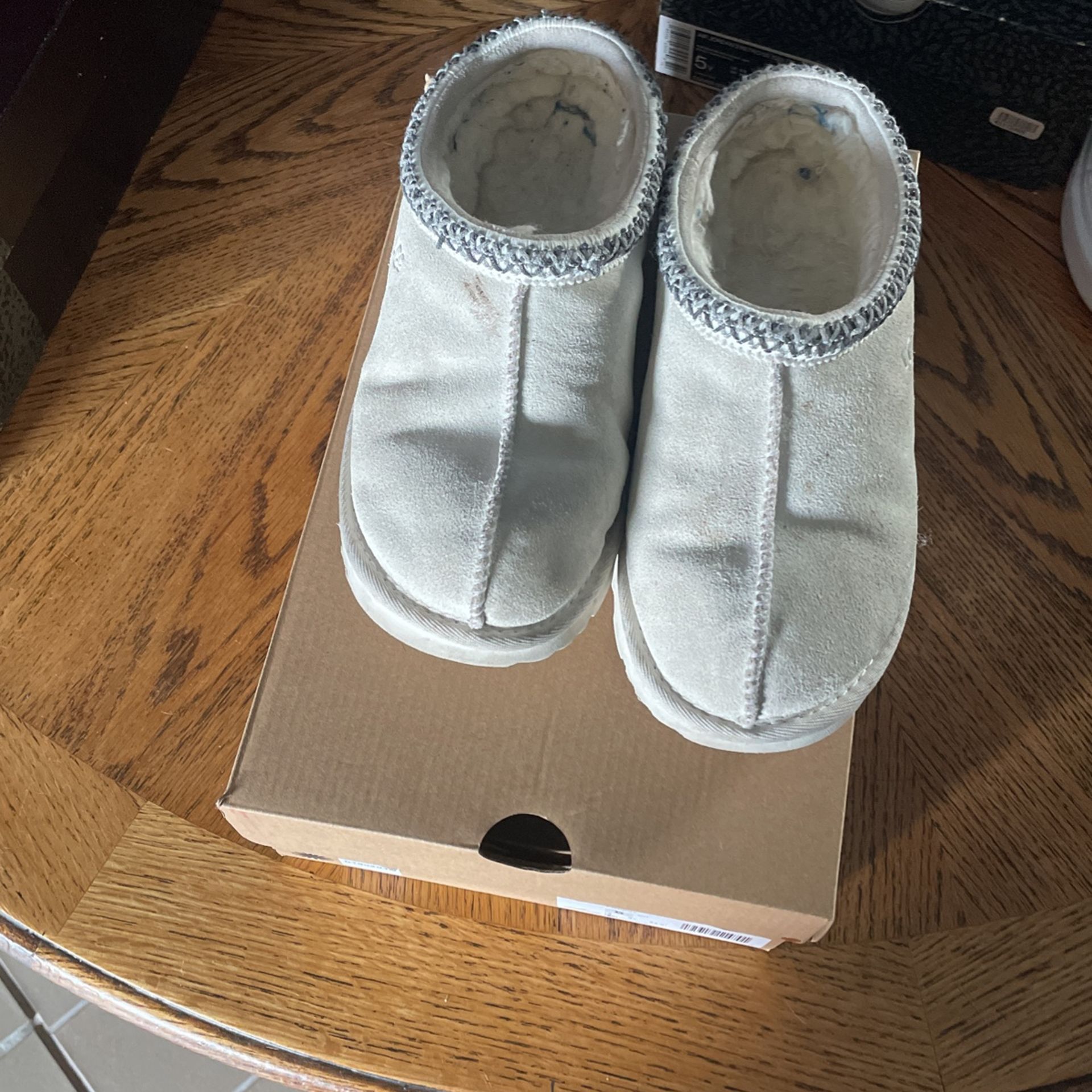 very nice uggs size 5