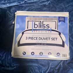 Duvet Cover White New Never Opened Queen 5$